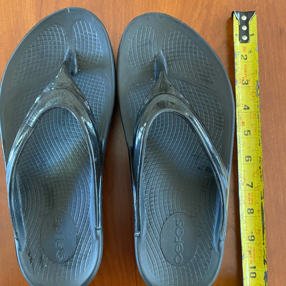 OOFOS Black Thong Sandals - Picture 6 of 7